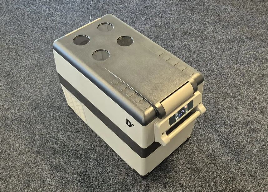 Sommaren är här – och vi har fyllt lagret med vår populära kylbox på 45 liter!